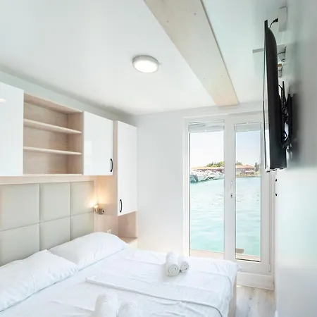 Houseboat With Sea View And Whirlpool Botel