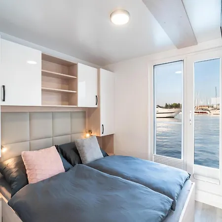 Houseboat With Sea View And Whirlpool Botel 3*