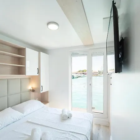 Houseboat With Sea View And Whirlpool
