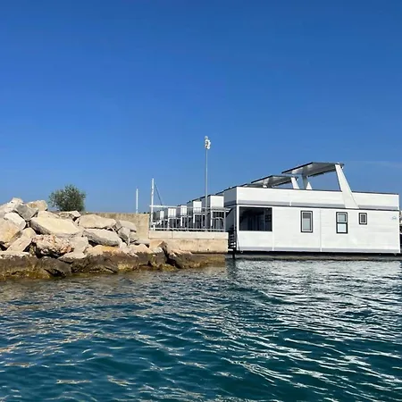 Houseboat With Sea View And Whirlpool Botel 3*