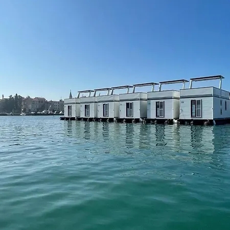 Houseboat With Sea View And Whirlpool Botel 3*